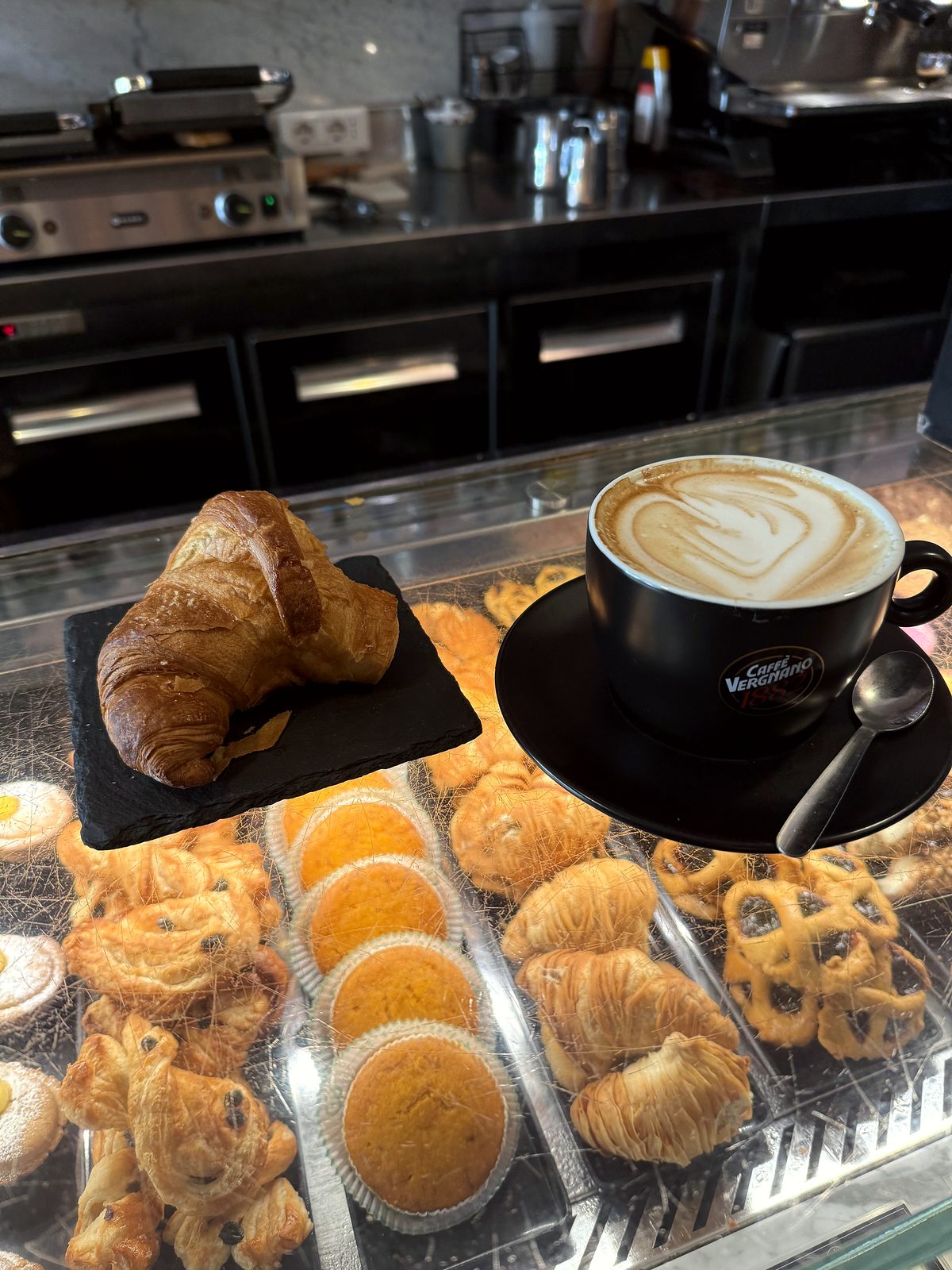 A cornetto and cappuccino at the bar