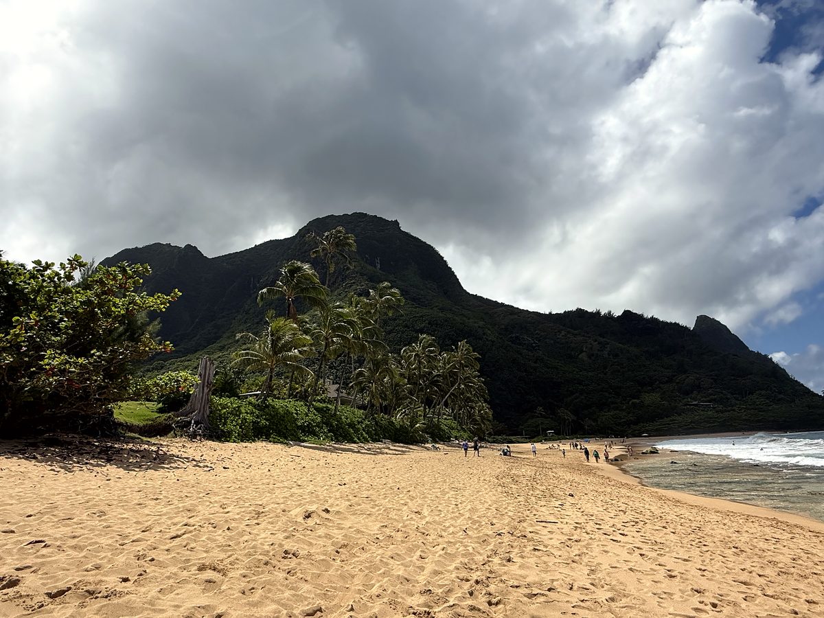 The sand and mountains at Hāʻena